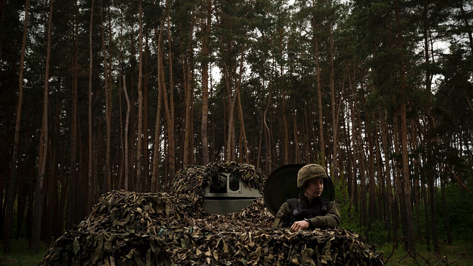 Ukrainischer Soldat an der Front in der Nähe von Charkiw