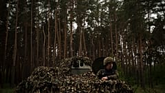 Ukrainischer Soldat an der Front in der Nähe von Charkiw