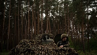 Ukrainischer Soldat an der Front in der Nähe von Charkiw