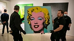 "Shot Sage Blue Marilyn" d'Andy Warhol, dans le showroom de Christie's à New-York, le 8 mai 2022