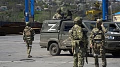 Orosz katonák gyülekeznek a délkelet-ukrajnai Mariupol kikötőjében