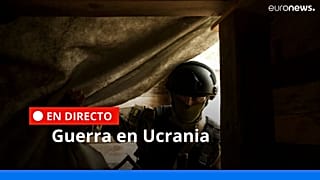 Un soldado de la Guardia Nacional de Ucrania entra en un refugio subterráneo en Járkov