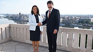 Az új és a leköszönő államfő a Sándor-palota teraszán