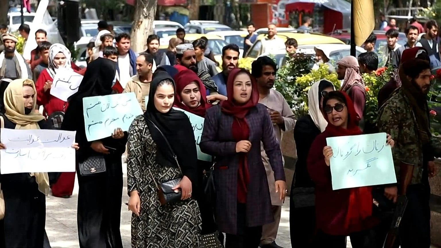 تظاهرات زنان افغان در اعتراض به اجباری بودن برقع 