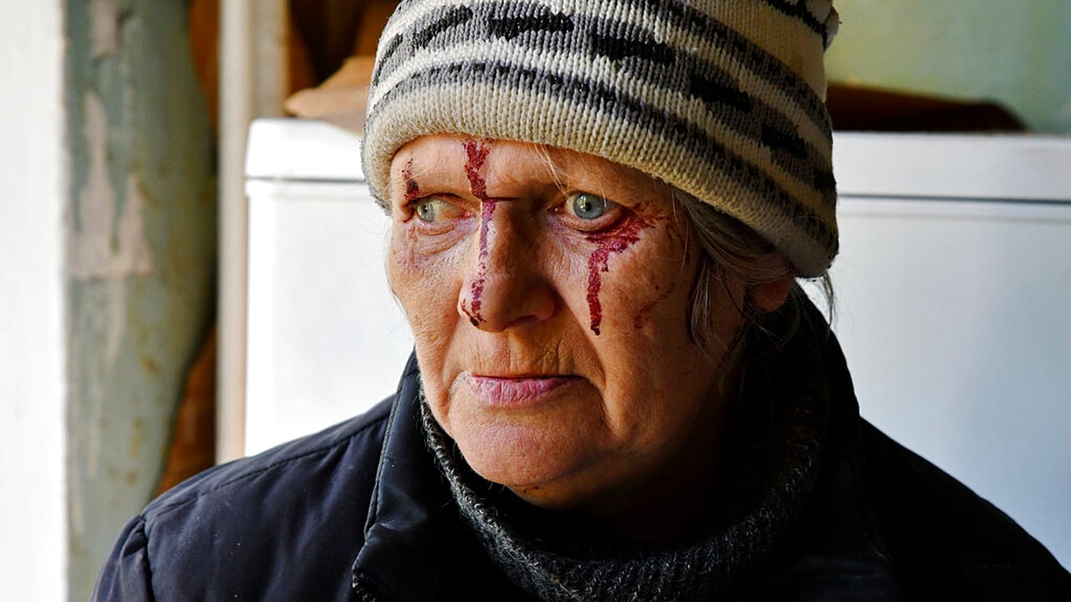 Natalia Rudneva, 59, wurde bei einem Angriff in Kramatorsk (Ukraine) verletzt. Ihr Sohn wurde in ein Krankenhaus gebracht.