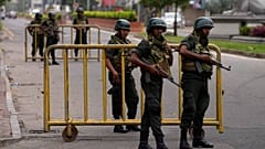جنود الجيش السريلانكي يحرسون نقطة تفتيش خارج مقر إقامة رئيس الوزراء بعد يوم من الاشتباكات بين مؤيدي الحكومة والمتظاهرين المناهضين للحكومة في كولومبو، سريلانكا، 10 مايو 2022