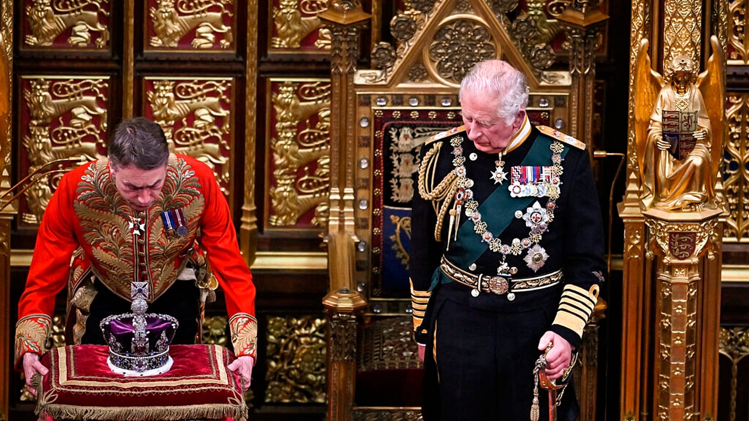 Kraliçe II. Elizabeth'in 3 bin pırlanta ile bezeli tacı parlamentonun açılış konuşması için yerleştirildi