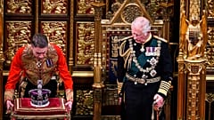 Kraliçe II. Elizabeth'in 3 bin pırlanta ile bezeli tacı parlamentonun açılış konuşması için yerleştirildi