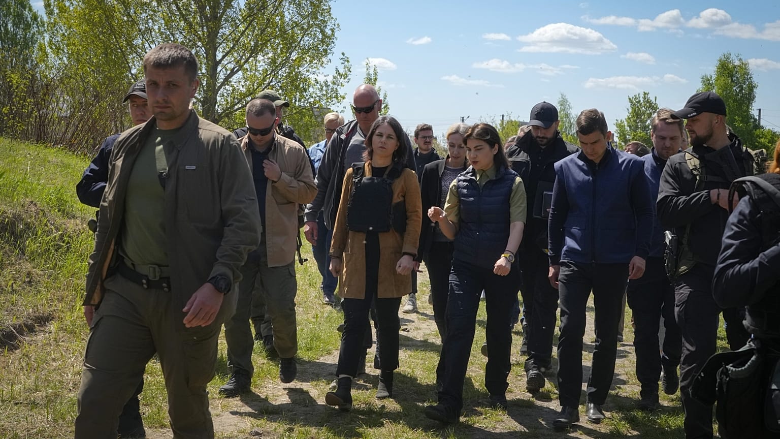 A német külügyminiszter Irina Venediktova államügyésszel a bucsai mészárlás helyszínén