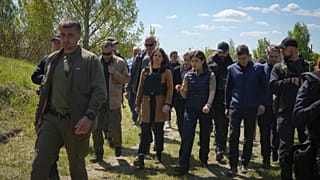 A német külügyminiszter Irina Venediktova államügyésszel a bucsai mészárlás helyszínén