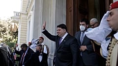 Ο νέος πρέσβης των ΗΠΑ George James Tsunis (Κ) χαιρετάει εξερχόμενος από το Προεδρικό Μέγαρο, μετά την επίδοση των διαπιστευτηρίων του στην Πρόεδρο της Δημοκρατίας 