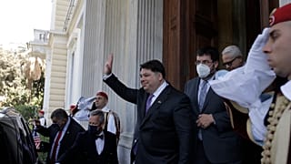 Ο νέος πρέσβης των ΗΠΑ George James Tsunis (Κ) χαιρετάει εξερχόμενος από το Προεδρικό Μέγαρο, μετά την επίδοση των διαπιστευτηρίων του στην Πρόεδρο της Δημοκρατίας 