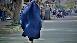 Eine Frau in Kabul trägt eine Burqa