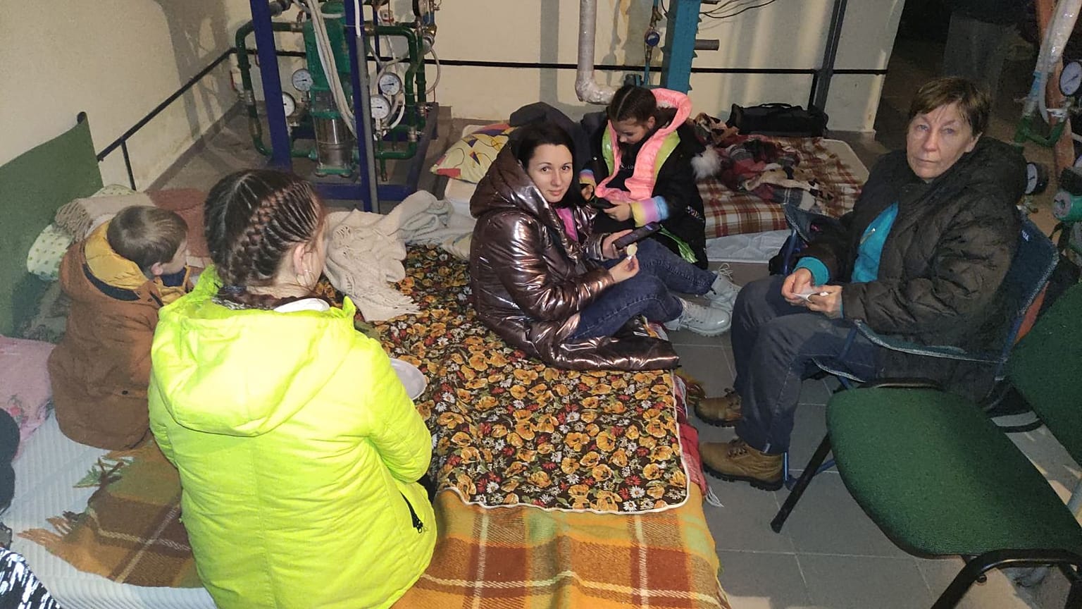 La profesora de historia Olga Tkachenko en el refugio donde tuvieron que esconderse. 