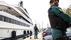 Polizisten bewachen eine Yacht des Oligarchen Wiktor Wekselberg in Palma de Mallorca, 4. April 2022