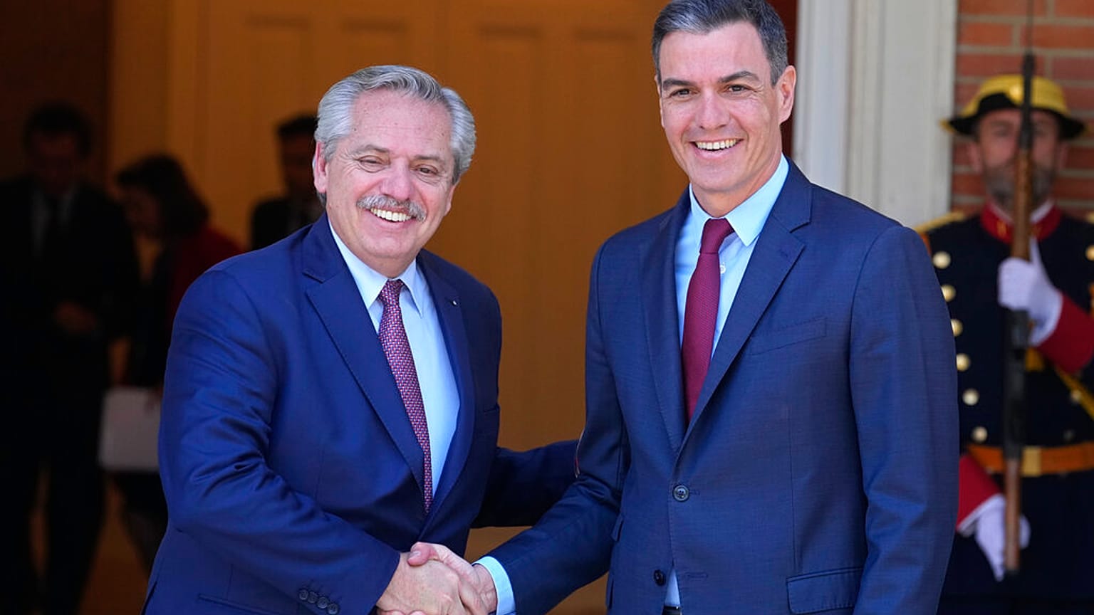 Fernández junto a Pedro Sánchez en la Moncloa