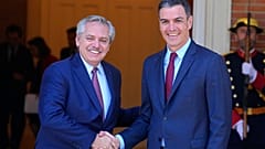 Fernández junto a Pedro Sánchez en la Moncloa