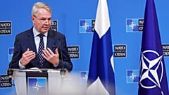 Ο υπουργός Εξωτερικών της Φινλανδίας με φόντο τη σημαία της χώρας του και του ΝΑΤΟ