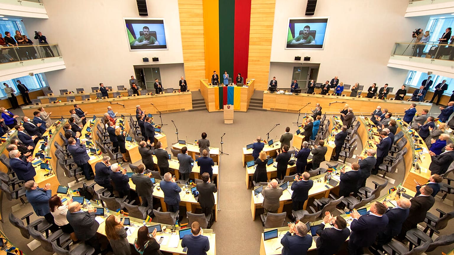 A litván parlament tagjai állva hallgatták Volodimir Zelenszkij ukrán elnök beszédét április 12-én