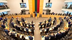 A litván parlament tagjai állva hallgatták Volodimir Zelenszkij ukrán elnök beszédét április 12-én