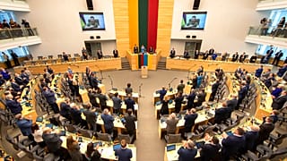 A litván parlament tagjai állva hallgatták Volodimir Zelenszkij ukrán elnök beszédét április 12-én