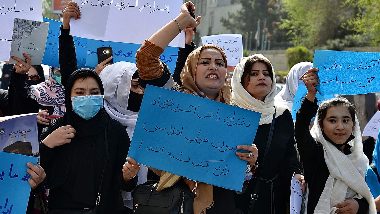 نساء  أفغانيات يشاركن في احتجاج أمام وزارة التربية والتعليم في كابول في 26 مارس/أذار 2022، للمطالبة بإعادة فتح المدارس الثانوية للفتيات.