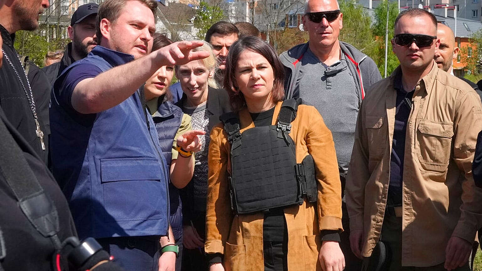 La ministra alemana de Exteriores, Annalena Baerbock, durante su visita a Bucha, Ucrania
