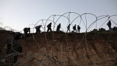 عمال فلسطينيون يعبرون بشكل غير قانوني إلى إسرائيل للوصول إلى أماكن عملهم بالقرب من نقطة التفتيش الإسرائيلية في ميتار، 17 فبراير 2021 
