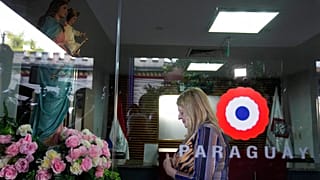 Pecci cinayeti sonrası Paraguay Başsavcısı Sandra Quiñonez Bakire Meryem heykeli önünde dua etti