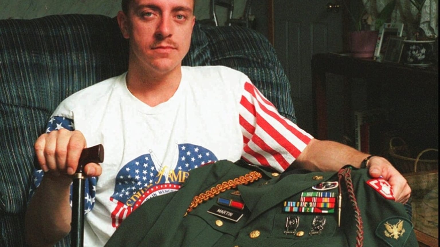 Körfez Savaşı'nda zehirli maddelere maruz kalması sebebiyle çeşitli rahatsızlıklar geçirdiğini belirten askerlerden Brian Martin'in 1996'da çekilmiş fotoğrafı