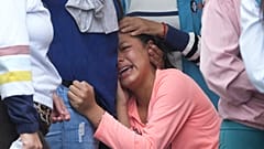 Desde primera hora de la mañana, los familiares de las víctimas se agolpaban en la puerta de la morgue de Santo Domingo para tratar de reconocer los restos de sus parientes.