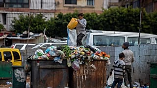أطفال يبحثون عن الأشياء الثمينة في القمامة المجاورة لسوق في بيروت، لبنان، الاثنين 12 أبريل / نيسان 2021
