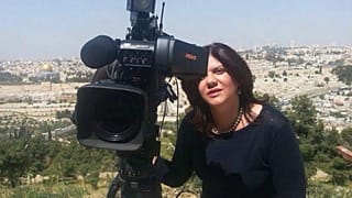 صورة أرشيفية لمراسلة قناة "الجزيرة" شيرين أبو عاقلة والتي قُتلت بالرصاص يوم الأربعاء 11 مايو 2022 أثناء تغطيتها لعملية عسكرية إسرائيلية في مدينة جنين بالضفة الغربية المحتلة 