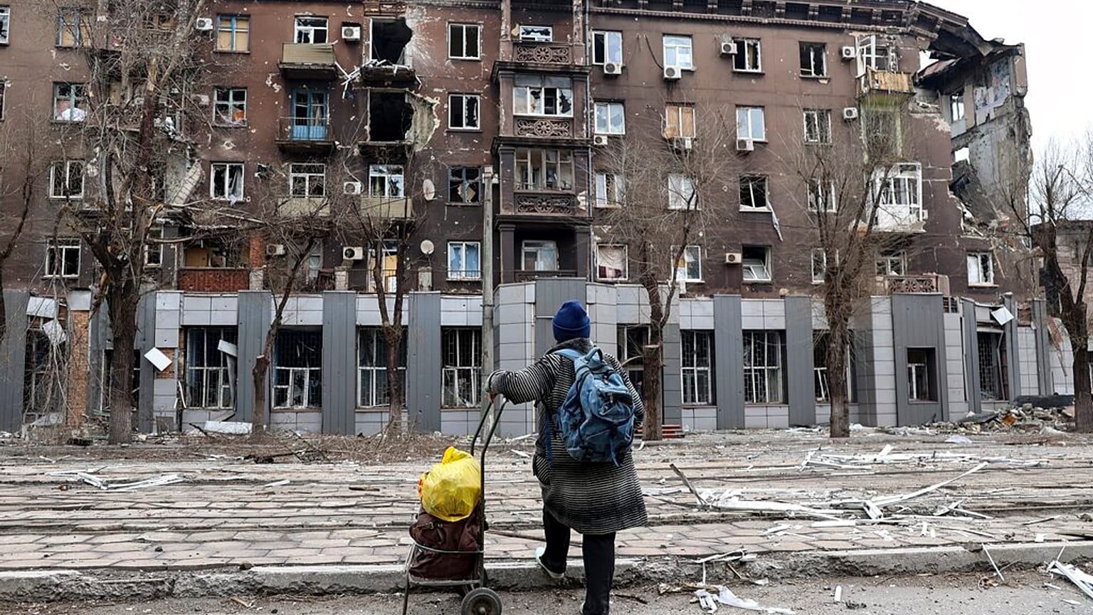 Разрушенный дом в Мариуполе, апрель 2022 г.