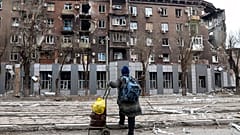Разрушенный дом в Мариуполе, апрель 2022 г.