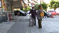 Ο συνταξιούχος Μανώλης Μπαλης, 87 ετών, λέει χαρακτηριστικά: «Ζω μία δεύτερη Κατοχή!»