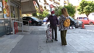 Ο συνταξιούχος Μανώλης Μπαλης, 87 ετών, λέει χαρακτηριστικά: «Ζω μία δεύτερη Κατοχή!»