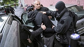 عکس آرشیوی از دستگیری یک نیروی مظنون به عضویت در شبکه‌های «جهادی» در فرانسه