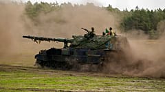 Eine Panzerhaubitze 2000 der Bundeswehr während eines  Übungsmanövers in Munster, 10. Mai 2022