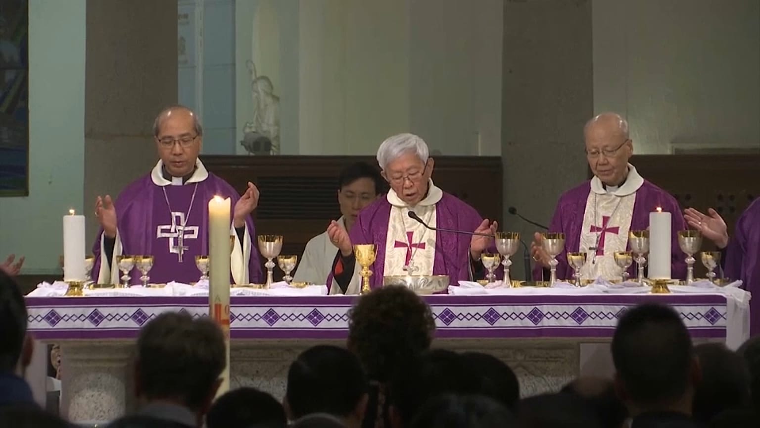 Le cardinal Zen servant la messe