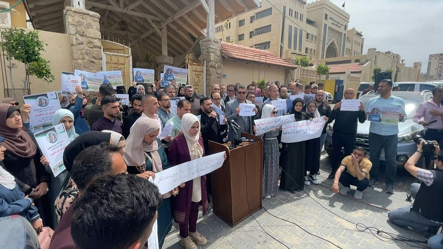 وقفة احتجاجية في رام الله على مقتل الصحفية شيرين أبو عاقلة.