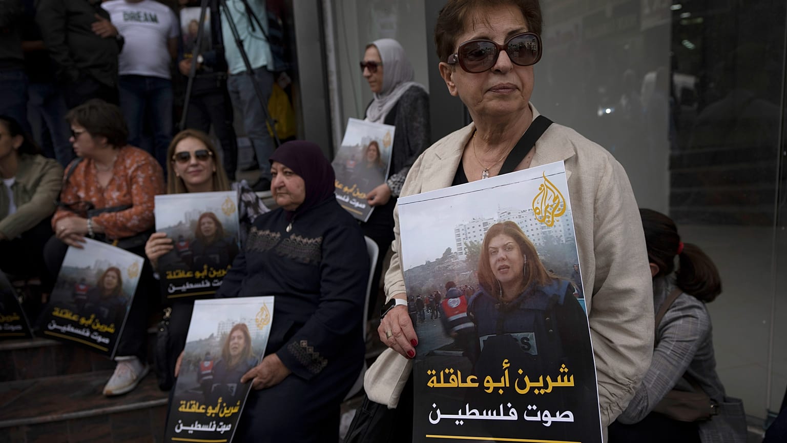 مشيعون فلسطينيون يحملون صور الصحفية الفلسطينية شيرين أبو عاقله امام مكتب قناة الجزيرة في مدينة رام الله. 2022/05/11