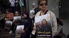 مشيعون فلسطينيون يحملون صور الصحفية الفلسطينية شيرين أبو عاقله امام مكتب قناة الجزيرة في مدينة رام الله. 2022/05/11