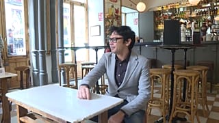 El artista y disidente cubano, Yunior García, en una cafetería de Madrid, España