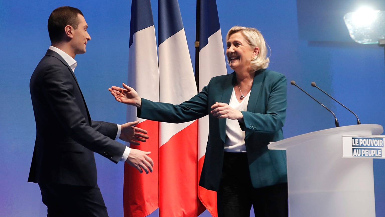 La diriMarine le Pen salue Jordan Bardella lors d'un meeting de campagne à Paris, dimanche 13 janvier 2019.