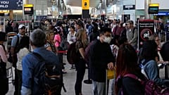 Utazók a biztonsági ellenőrzésnél a londoni Heathrow repülőtéren 2022. június 22-én, szerdán. 