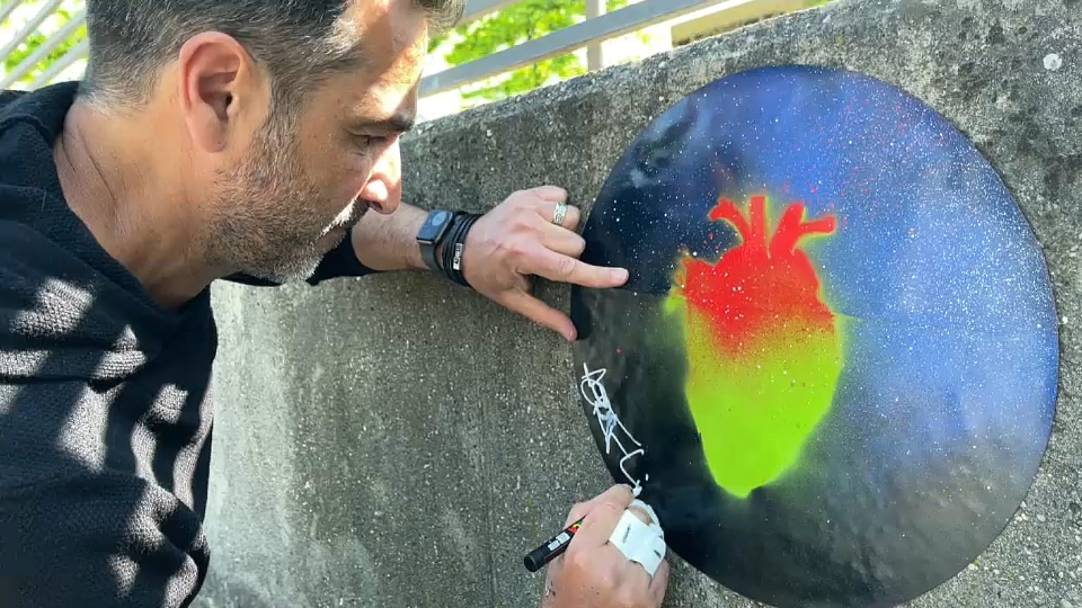 Johan Chaaz firma uno de sus corazones callejeros