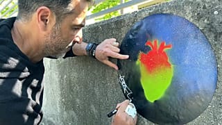 Johan Chaaz firma uno de sus corazones callejeros