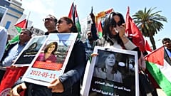 صحفيون تونسيون يحتجون في تونس على اغتيال الصحفية الفلسطينية المخضرمة في قناة الجزيرة شيرين أبو عاقلة. تونس 2022/05/11 