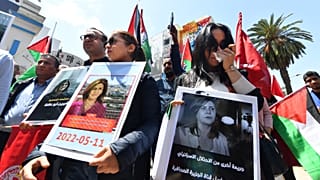 صحفيون تونسيون يحتجون في تونس على اغتيال الصحفية الفلسطينية المخضرمة في قناة الجزيرة شيرين أبو عاقلة. تونس 2022/05/11